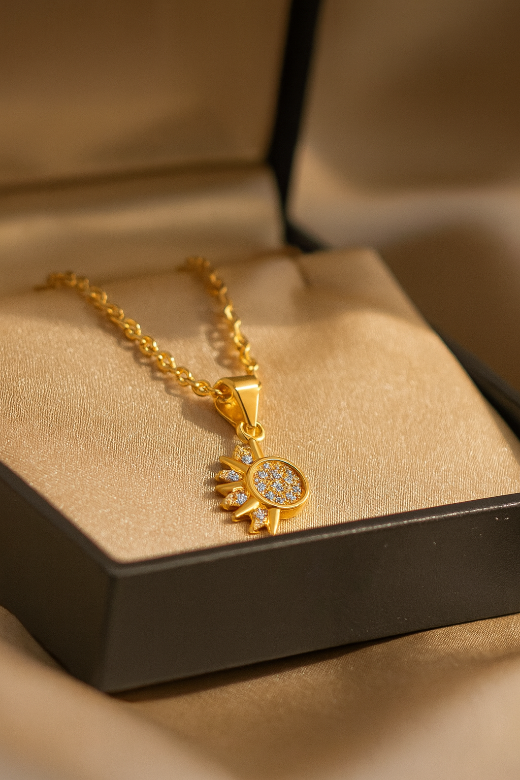 Lustra Sol 925 Sterling Silver Necklace – Gold & Silver Pendant with 18K Gold Plating, Elegant Sterling Silver Jewelry